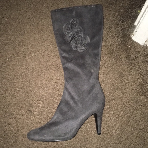 Suede Gray boots. - Picture 4 of 4